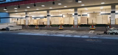 重慶榮昌進(jìn)廠房設(shè)備搬遷服務(wù) 折臂吊車、直吊、叉車與平板拖車解決方案